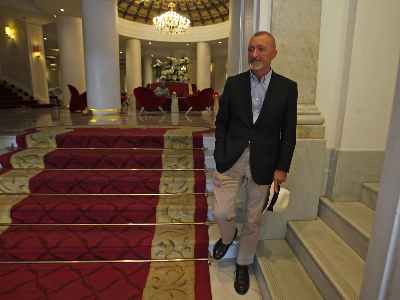 Arturo Pérez-Reverte, en el sevillano Hotel Colón.