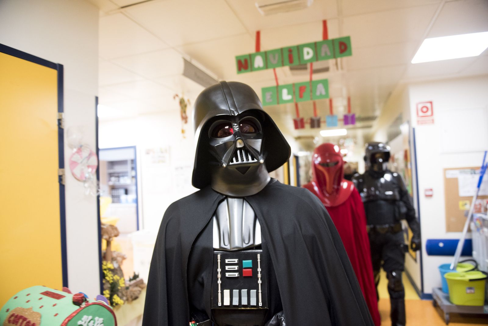 La visita de la Legión 501 de 'Star Wars' al Hospital Materno Infantil de Granada, en imágenes