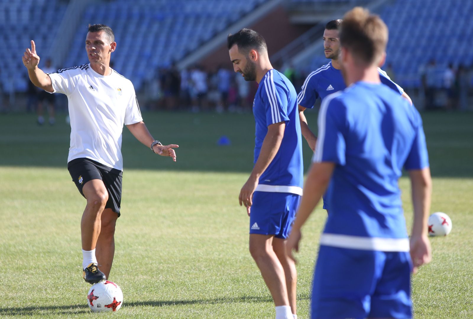 Javier Casquero da instrucciones a sus jugadores durante el entrenamiento vespertino de ayer.
