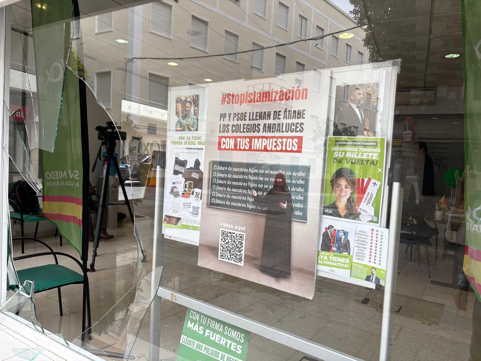 Cristal roto en la sede de Vox.