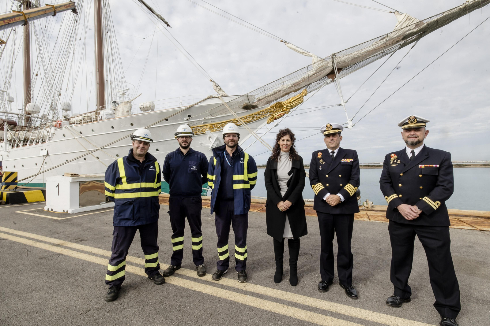 De izquierda a derecha, Ernesto Trigo Chorda, jefe se Obra de Navantia; Adrián Calvo Amigo, jefe de Obra de Navantia; Aitor Serviá Ruiz, jefe de Buque de Navantia; Mari Paz Barbero, restauradora de arte; Luis Carreras-Presas do Campo, CN (capitán de Navío) comandante del Juan Sebastián de Elcano; e Ignacio Grueiro Méndez, TN (teniente de Navío) secretario del comandante del Buque Escuela Juan Sebastián de Elcano.