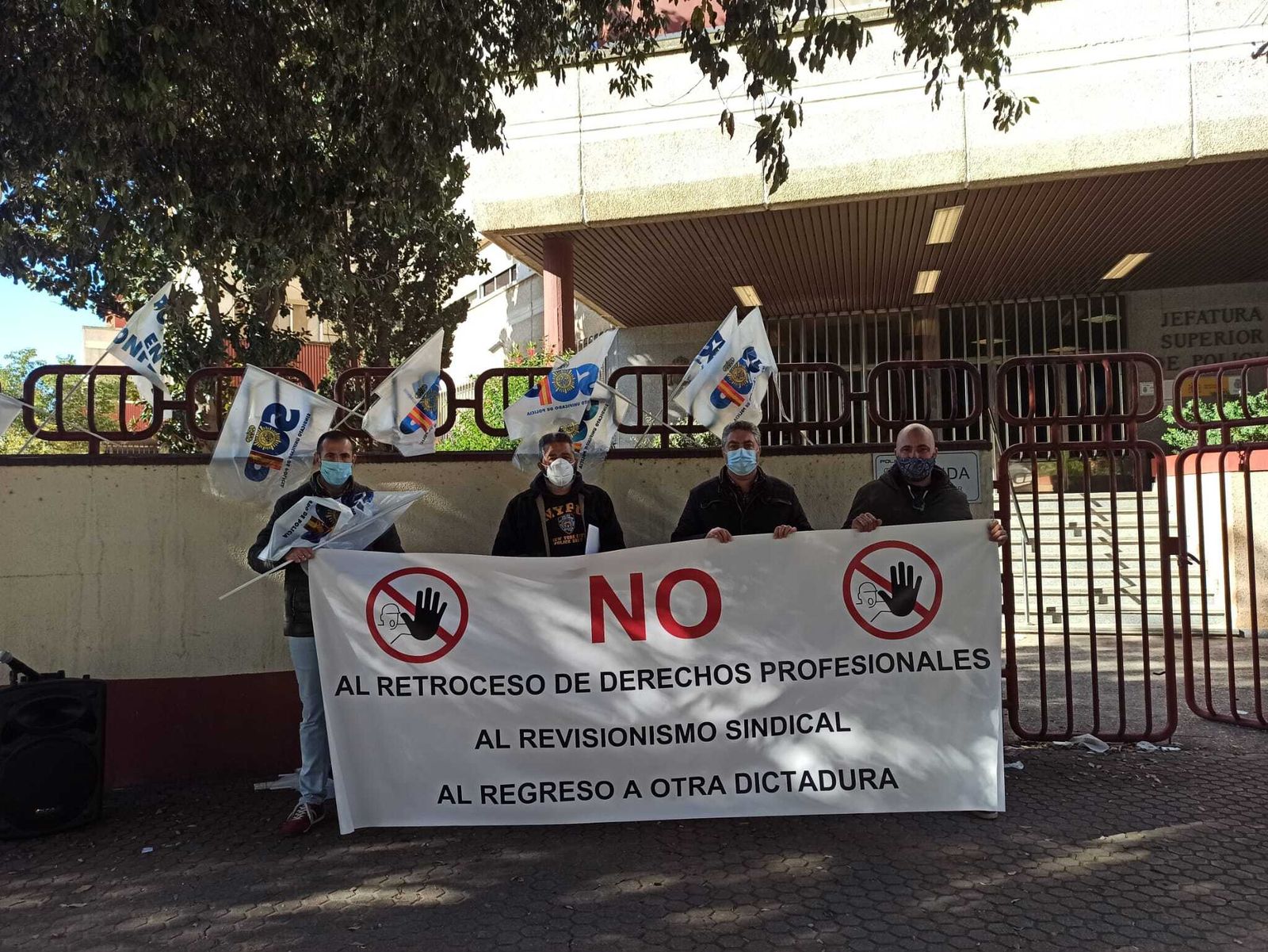 Representantes del SUP en Sevilla, ante la Jefatura Superior de Policía.