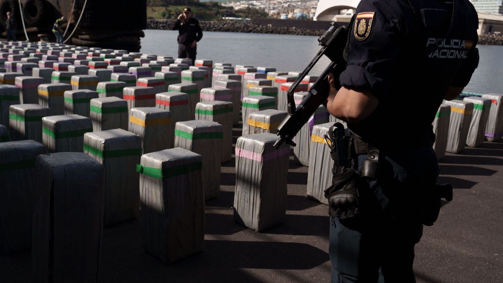 Policías nacionales custodian la droga intervenida en alta mar.