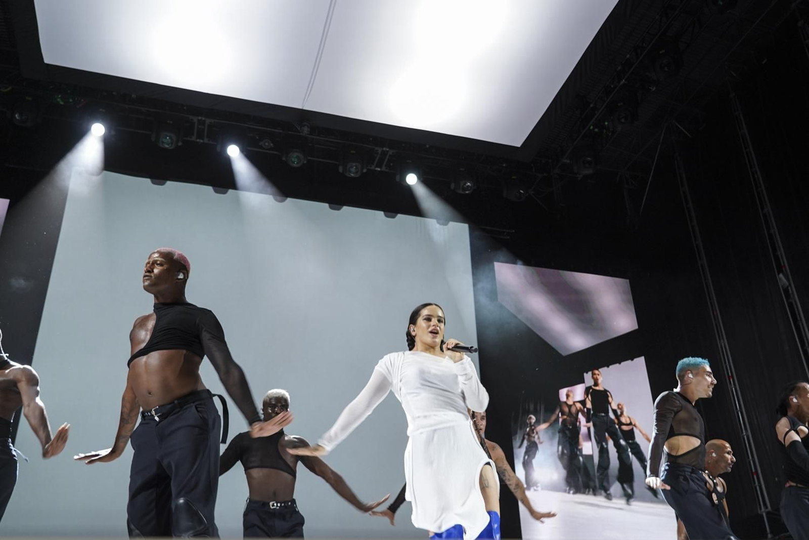 Rosalía durante su concierto en la Plaza de Toros de Granada
