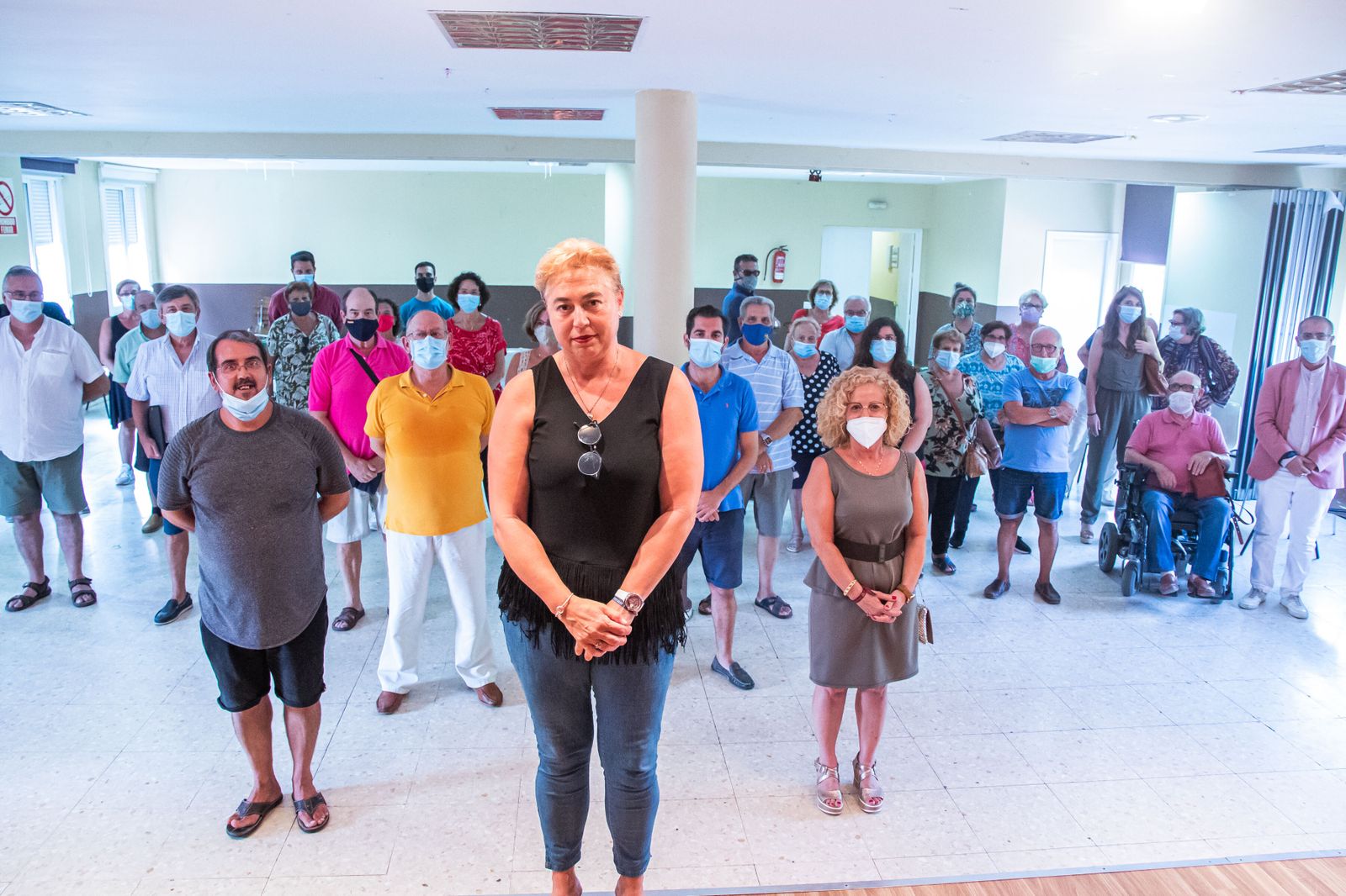 Pilar García Gutiérrez, nueva presidenta de Vecinos de Cádiz-Federación 5 de Abril, con su directiva. y miembros de la asamblea.
