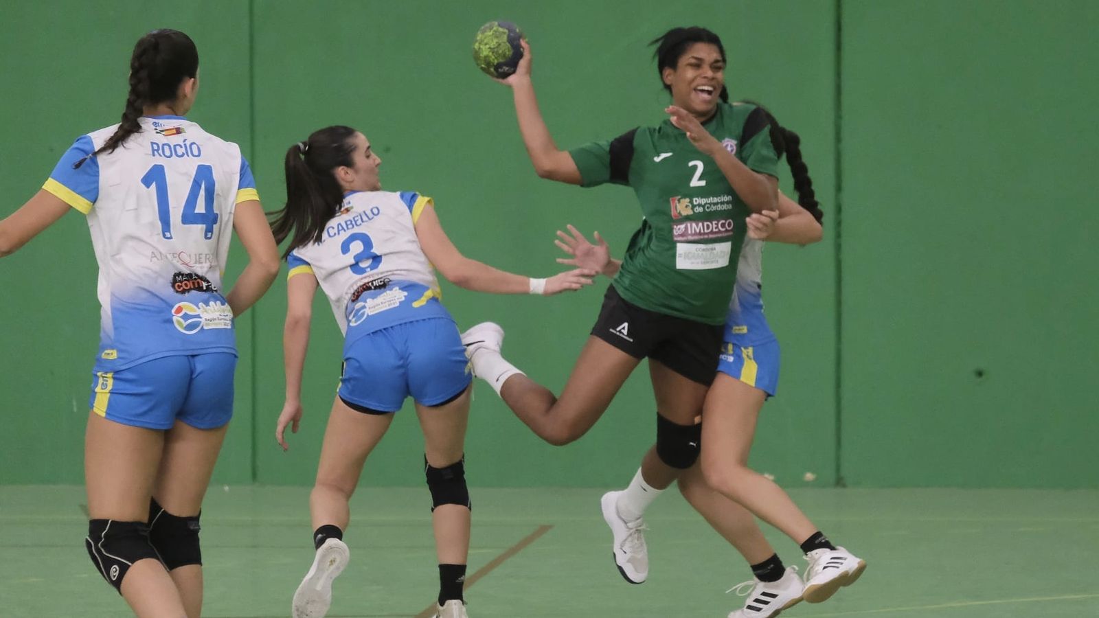 Yudisaday Rodríguez intenta esquivar la defensa del Antequera.