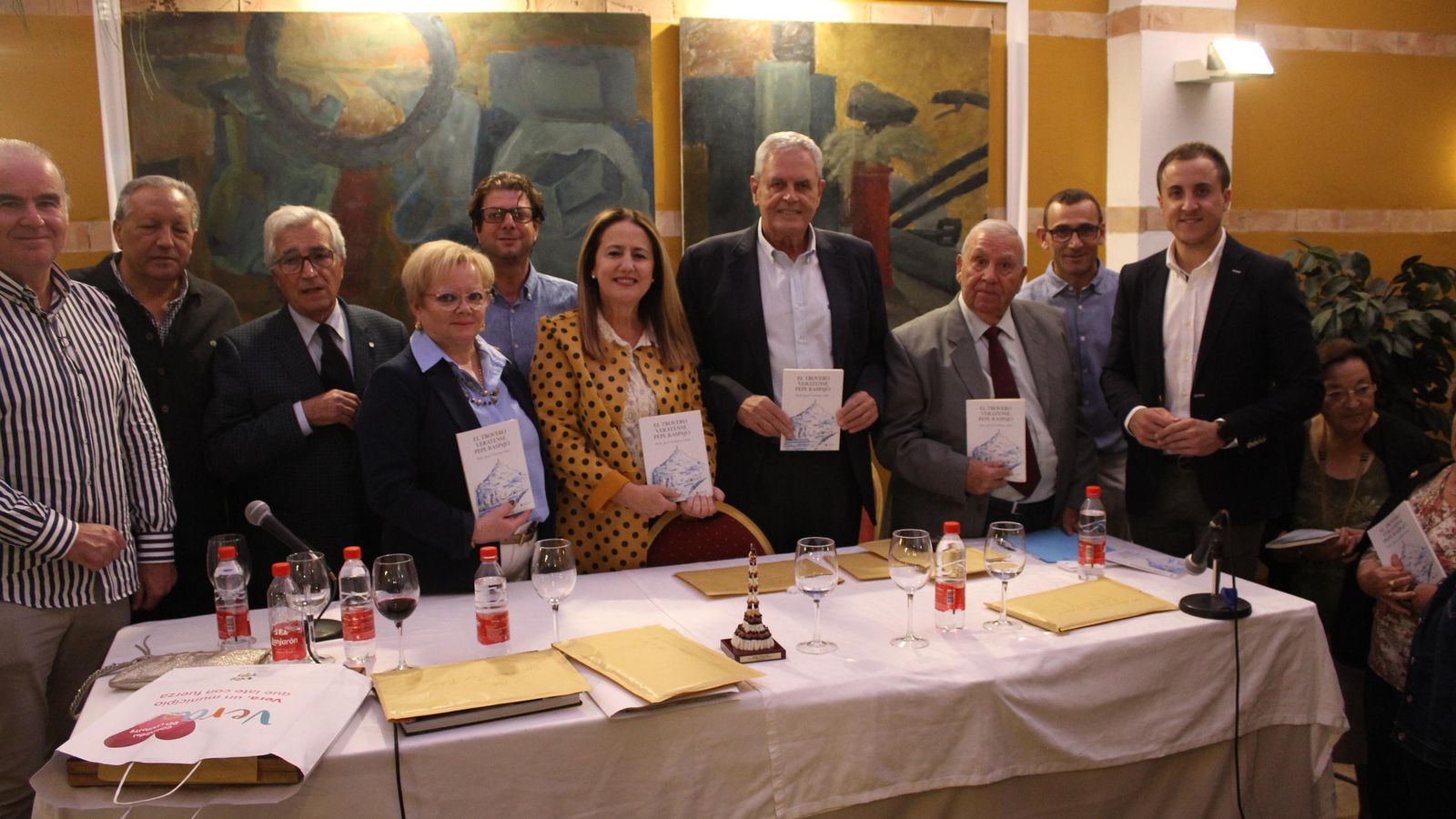 Contreras junto al alcalde de Vera y otros concejales en la presentación del libro.