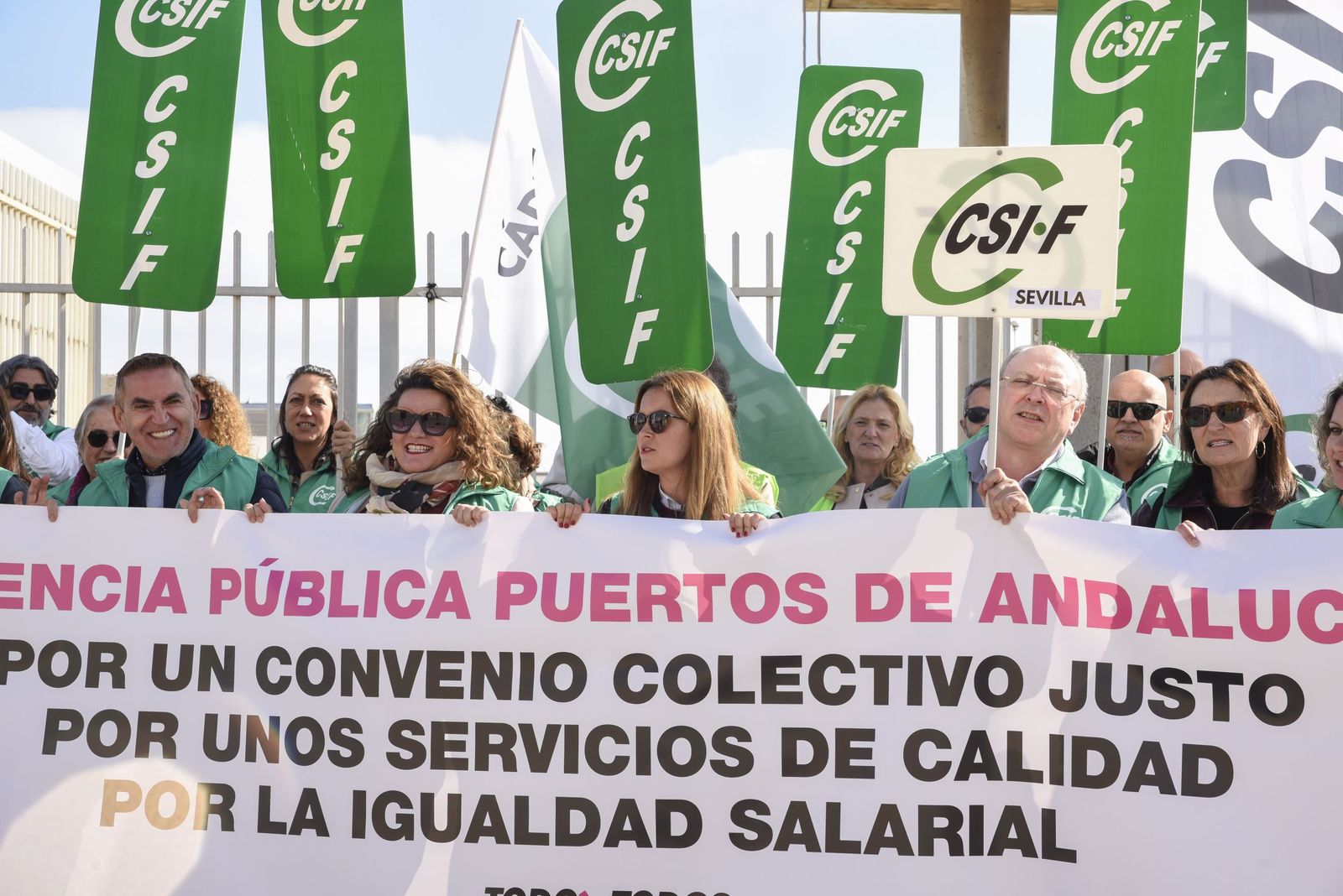 Las fotografías de la concentración de CSIF en La Línea por las mejoras laborales en la Agencia Pública de Puertos de Andalucía