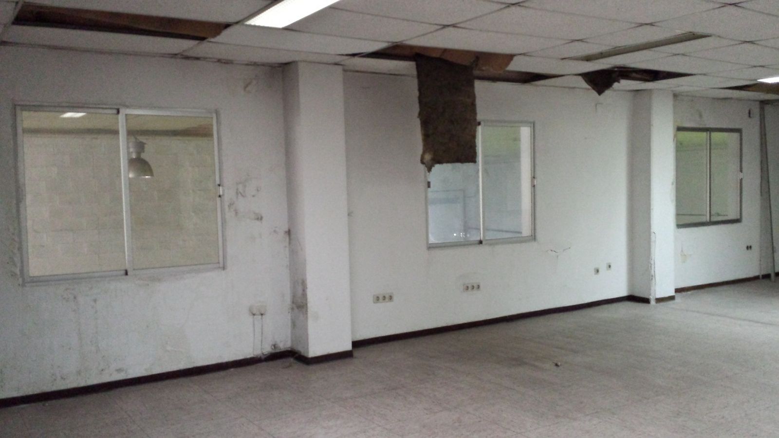 Estado en el que se encuentra una de las dependencias del parque móvil municipal.