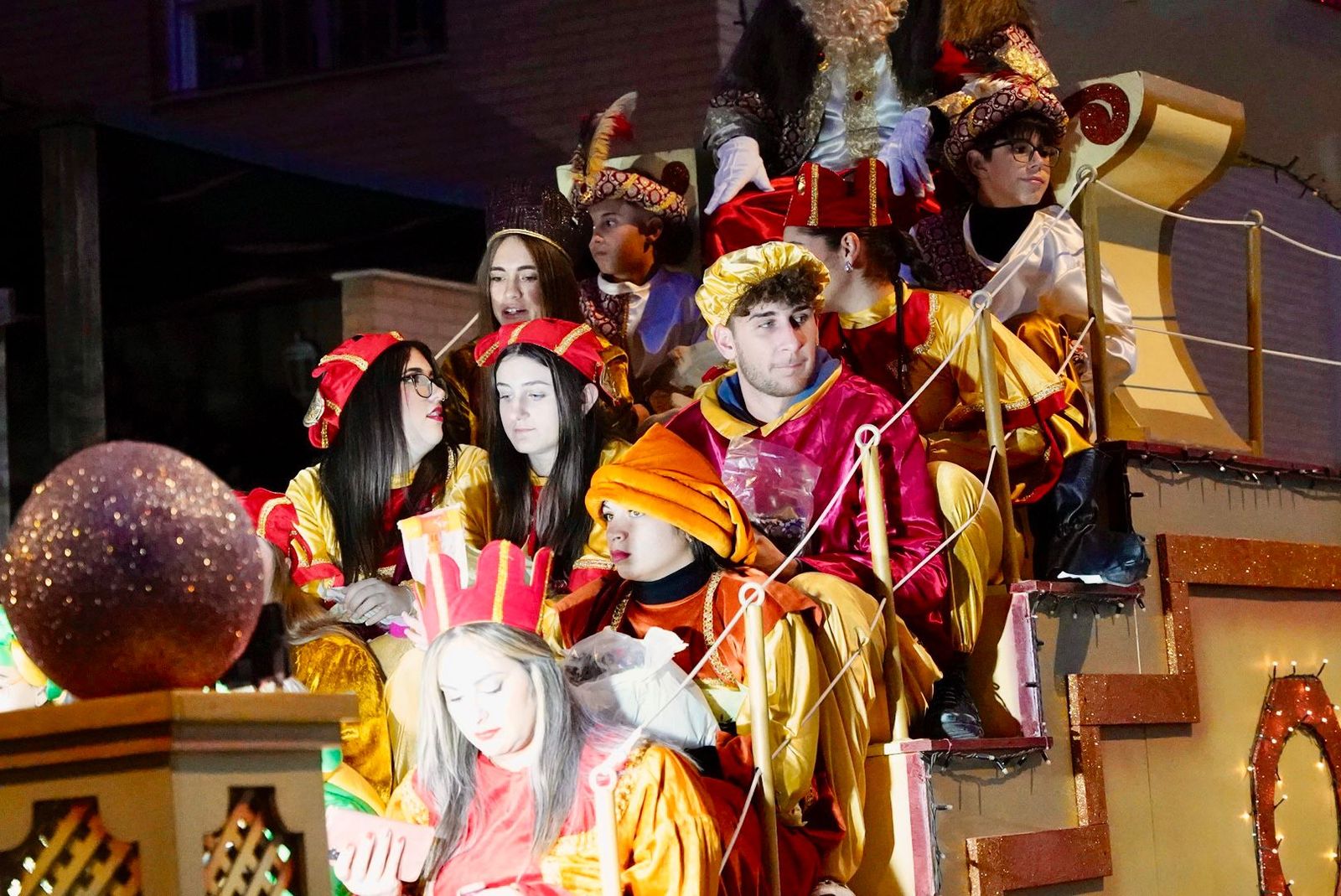 La cabalgata de Huércal de Almería, en imágenes: miles de personas reciben a los Reyes Magos