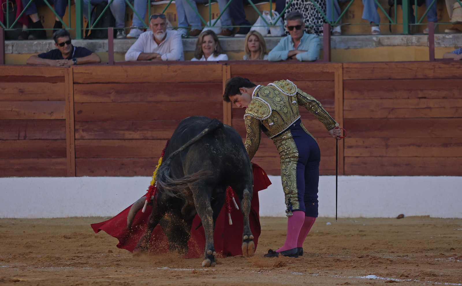 Fotos de la novillada mixta con picadores del sábado de la Feria de La Línea: Ignacio Candelas, Miriam Cabas y Juan Jesús Rodríguez