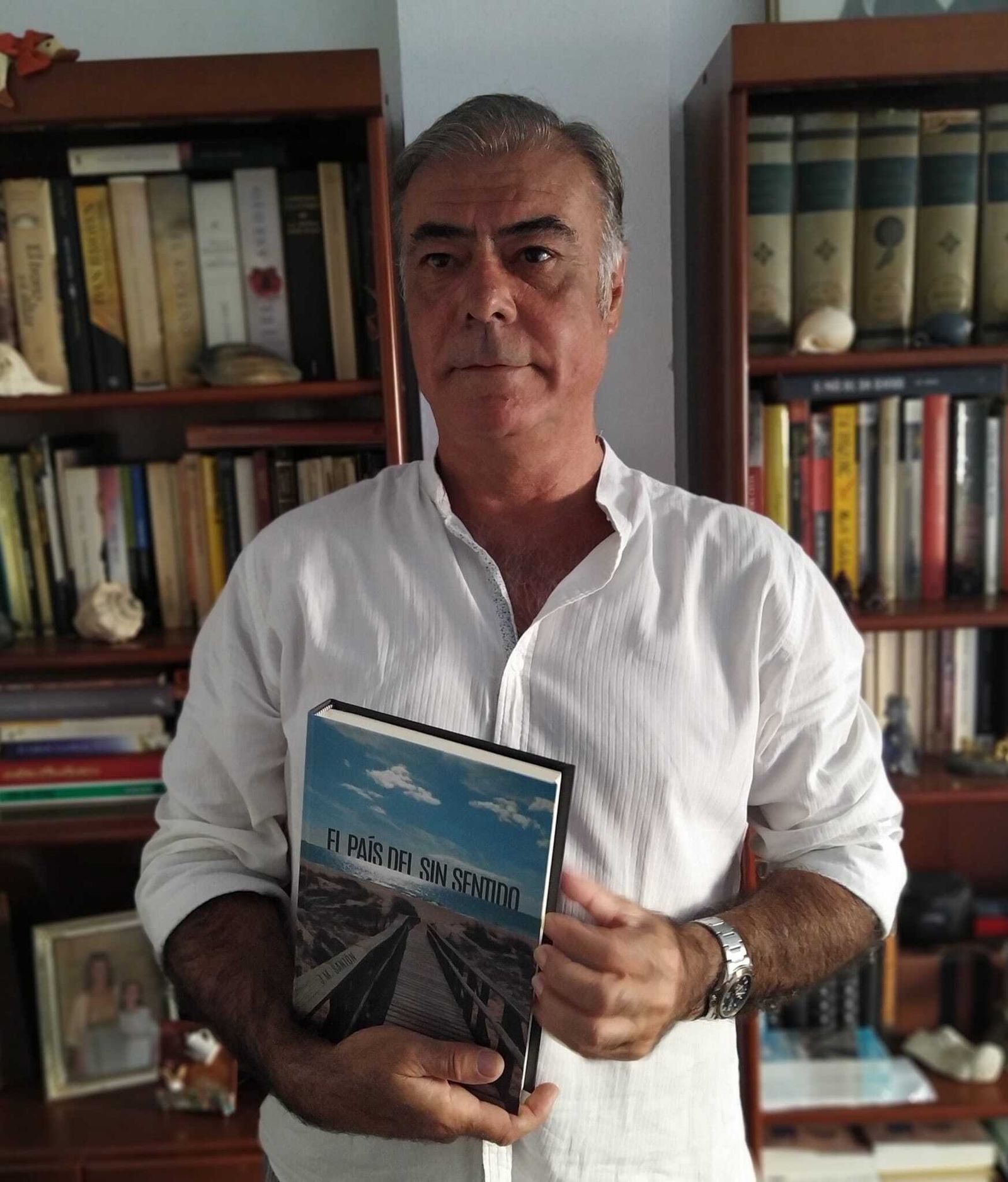 J. M. Santón con su novela ‘El País del Sin Sentido’.
