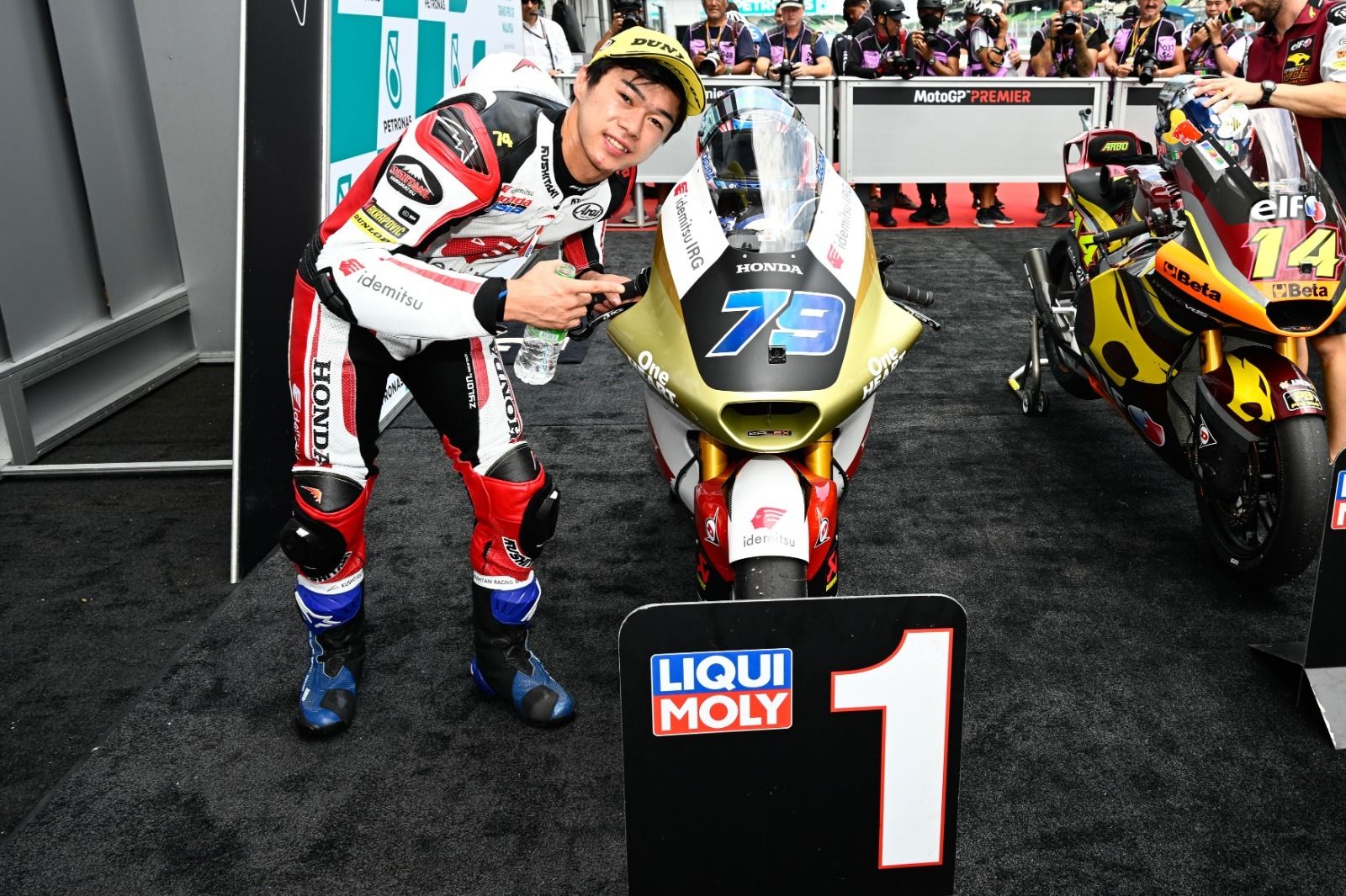 Ai Ogura celebra la 'pole' obtenida en Sepang.