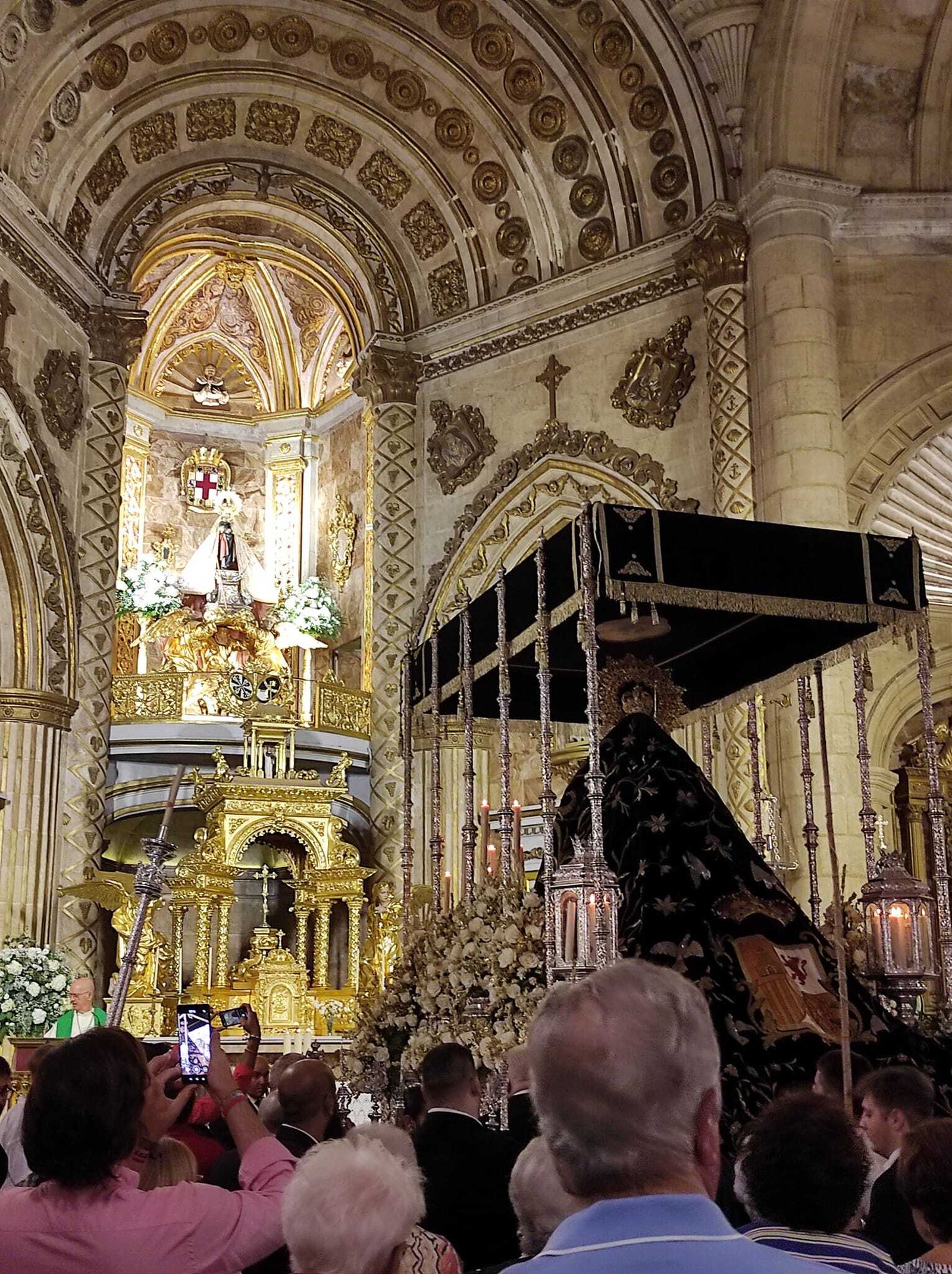 El paso, ante la Patrona.