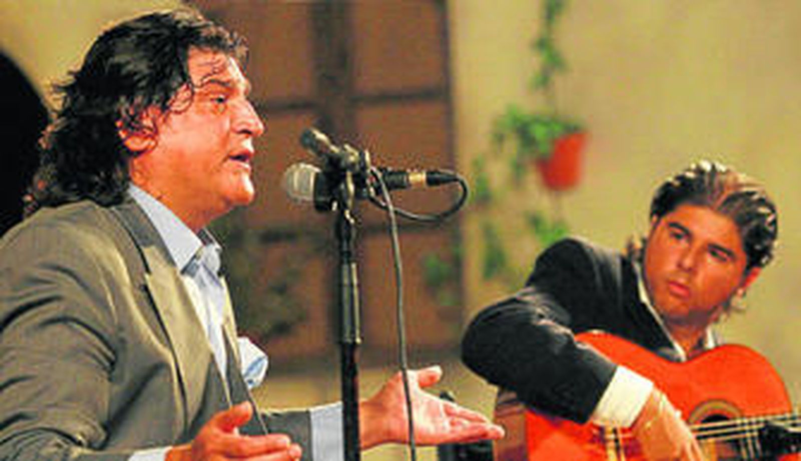 El cantaor Vicente Soto 'Sordera' con el tocaor Manuel Valencia.