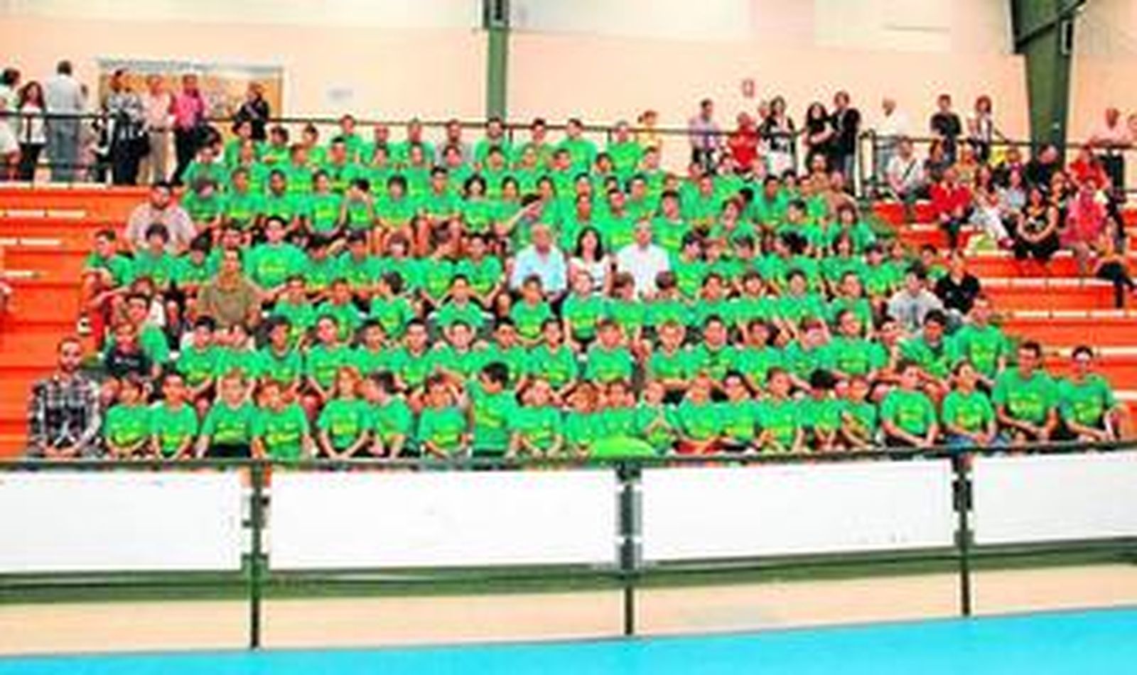 Todos los componentes de los diferentes equipos del Club Baloncesto San Fernando posan para la foto oficial.
