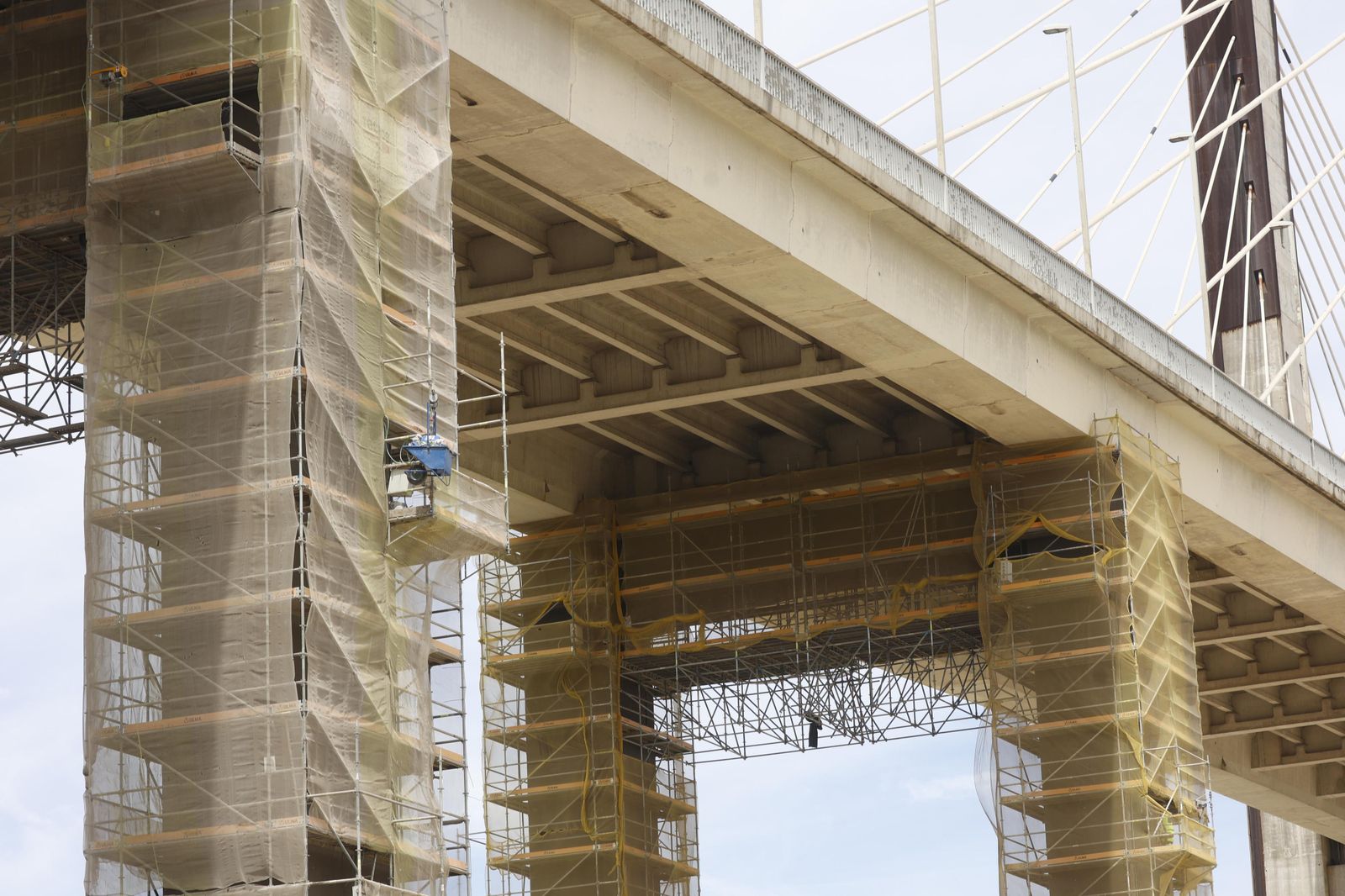 Vista de los pilares en obras del puente del Centenario, esta semana.