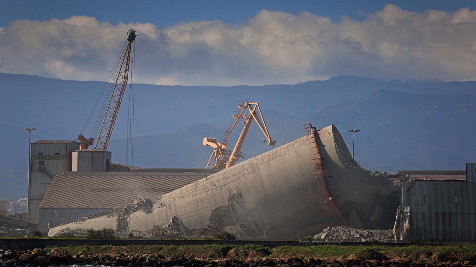 Demolición del silo de  Holcim en Palmones