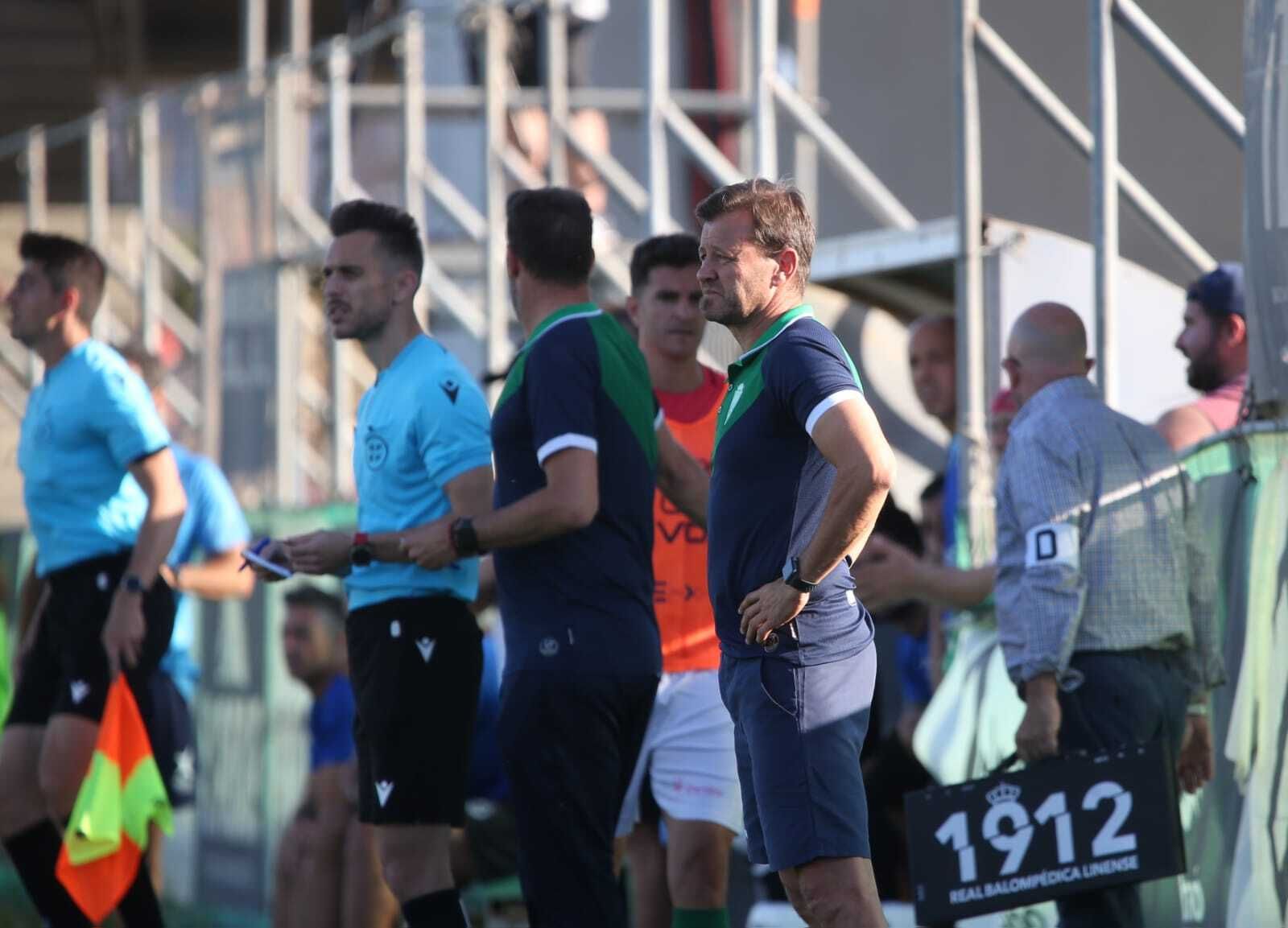 Manuel Mosquera, pensativo, durante el partido en el Municipal de La Línea.
