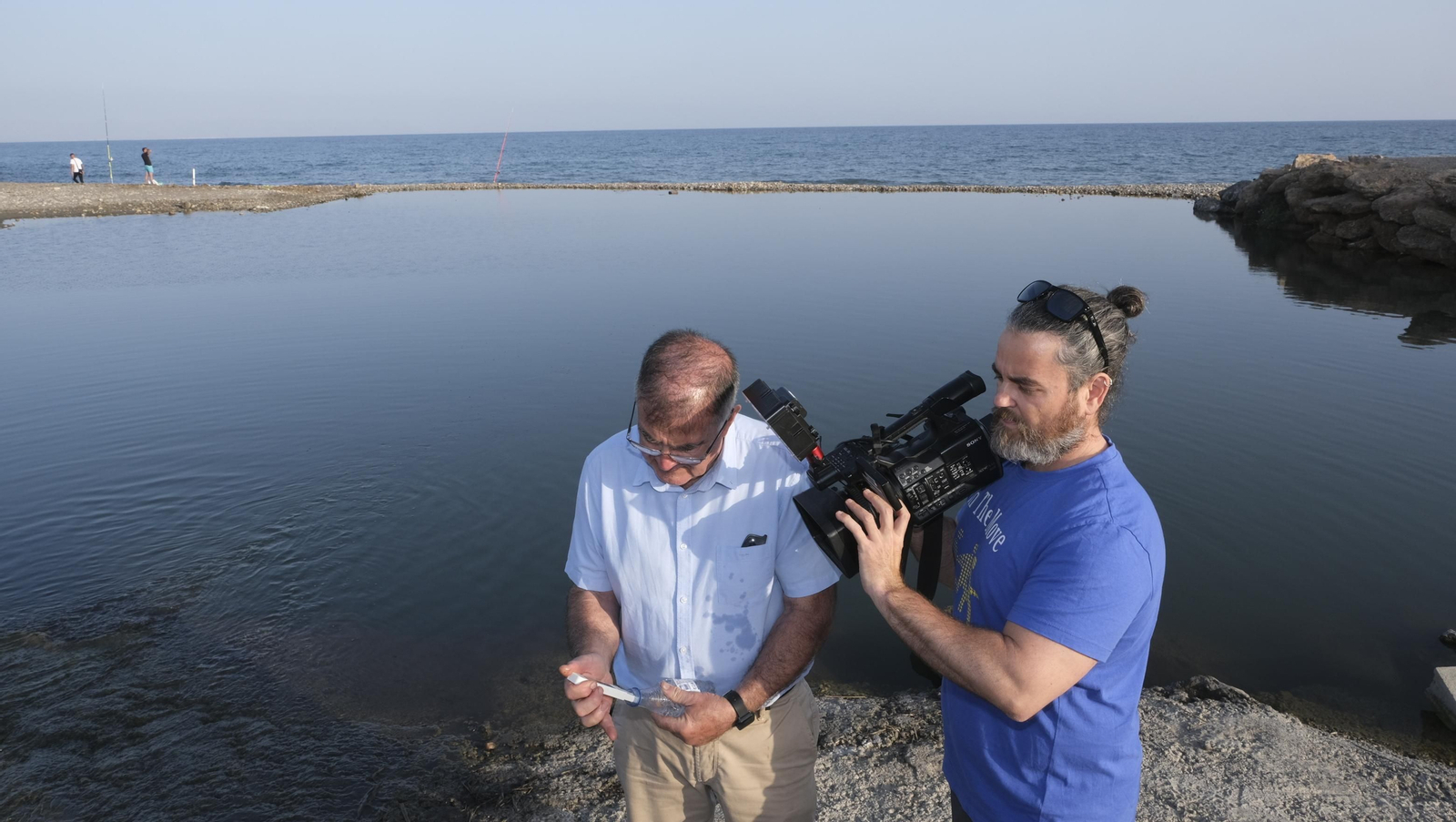 Concentración de los vecinos de Costacabana por los vertidos de agua al mar