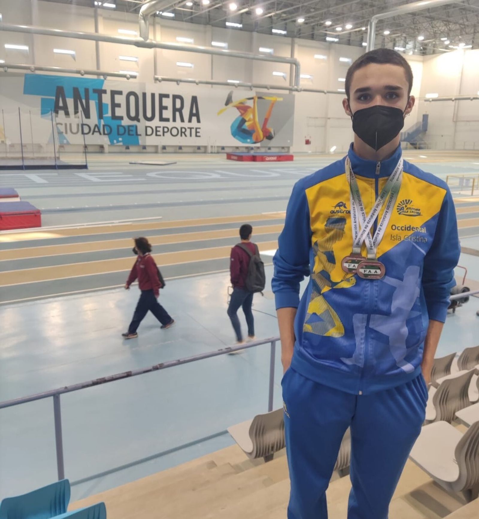 David Santana posa con las dos medallas obtenidas en Antequera.