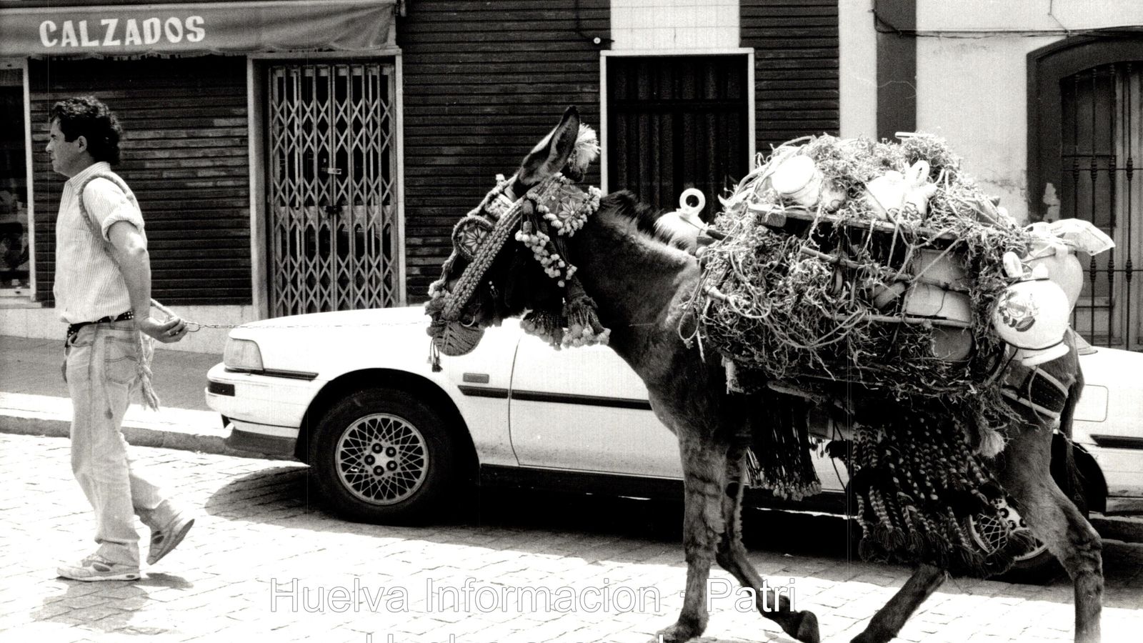 Un vendedor de botijo en mayo de 1994 sube la Vía Paisajista con el borrico portando los botijos.