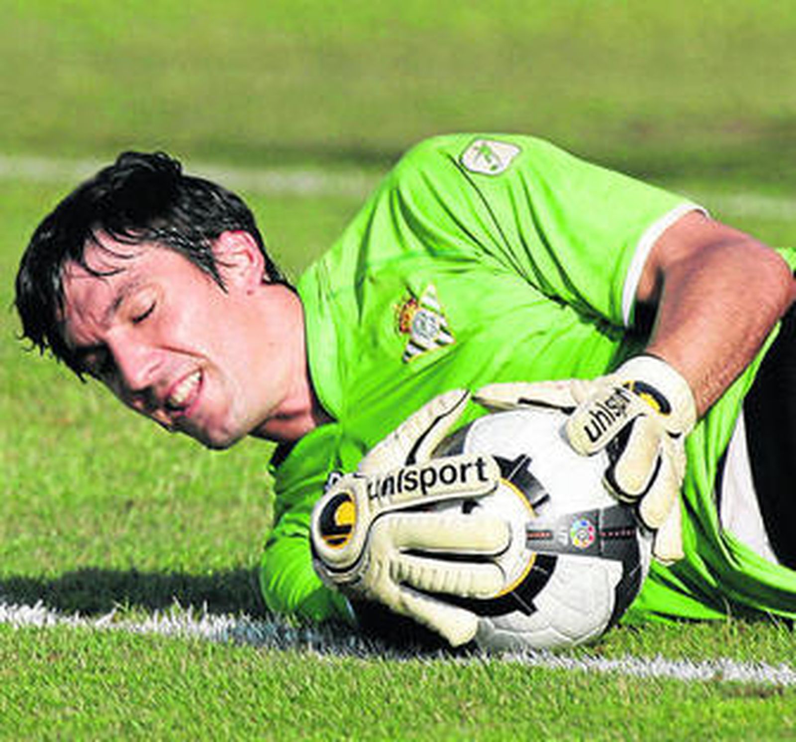 Goitia detiene un balón en el entrenamiento.
