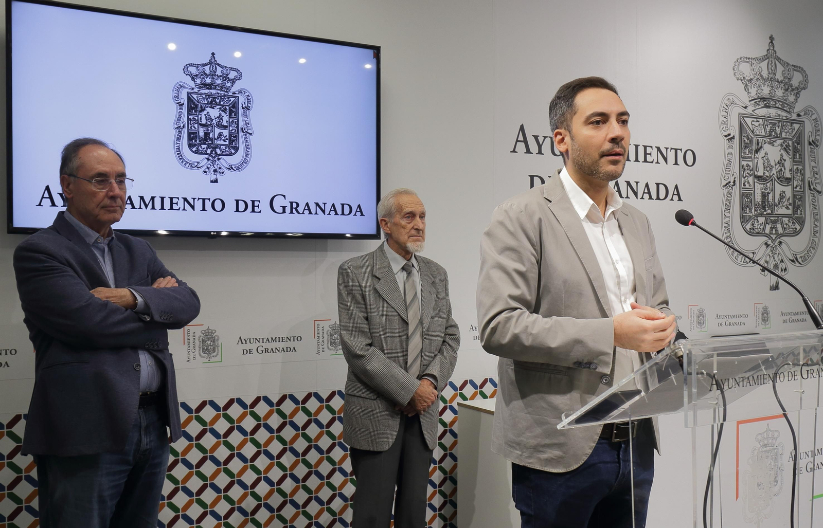 Una exposición y un recital en el Albaicín, homenaje vecinal al poeta granadino Manuel Benítez Carrasco