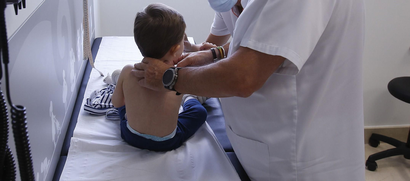 Un pediatra atiende a un niño.