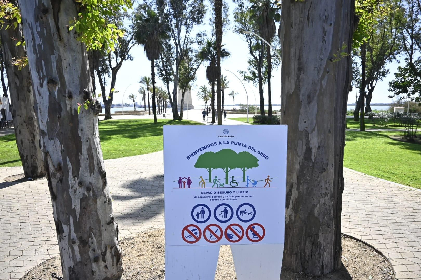 Pintan con grafiti el Monumento a Colón en Huelva: imágenes del acto vandálico