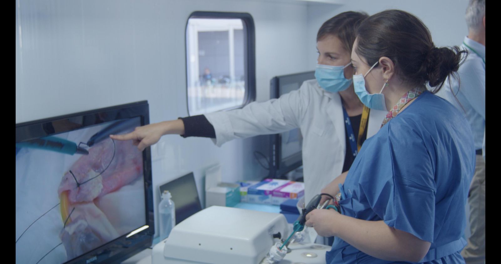 Una cirujana prueba uno de los dispositivos de realidad virtual de Iavante.