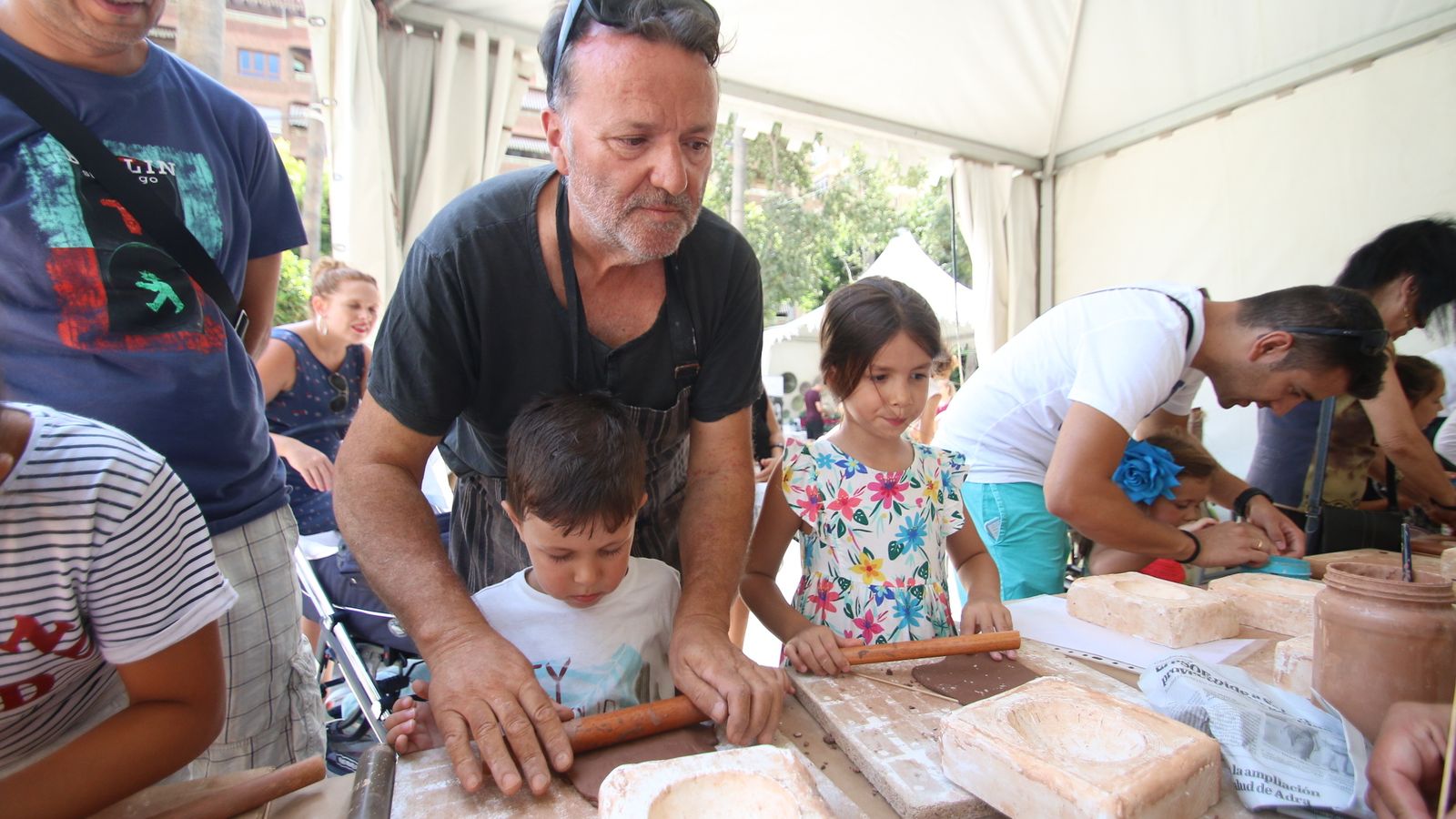 Antonio Flores Martínez, organizador de la actividad, ayuda a un niño