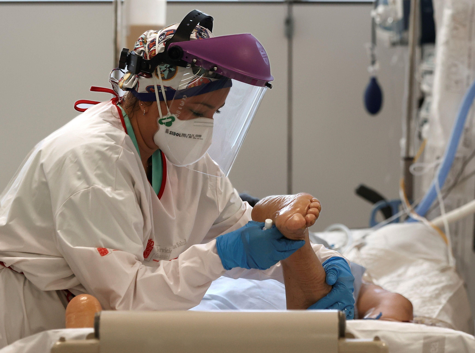 Una enfermera atiende a un paciente en lo más duro dela pandemia.