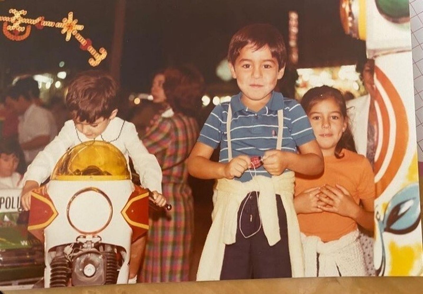 Es la mirada más divertida de este álbum juego de Reyes. A su lado está su hermana Rosana. Es manchego.