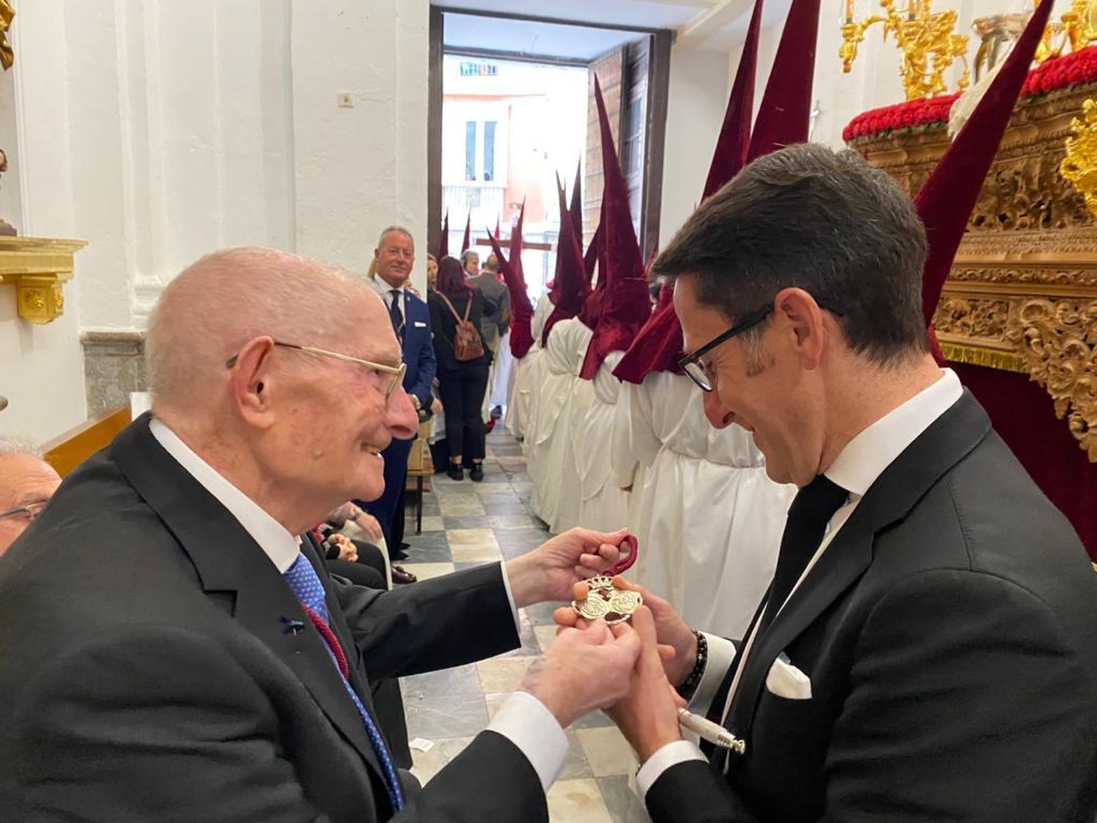 Melchor Mateo Roldán, en el momento de entregarle la medalla al capataz Manuel Ruiz Gené.