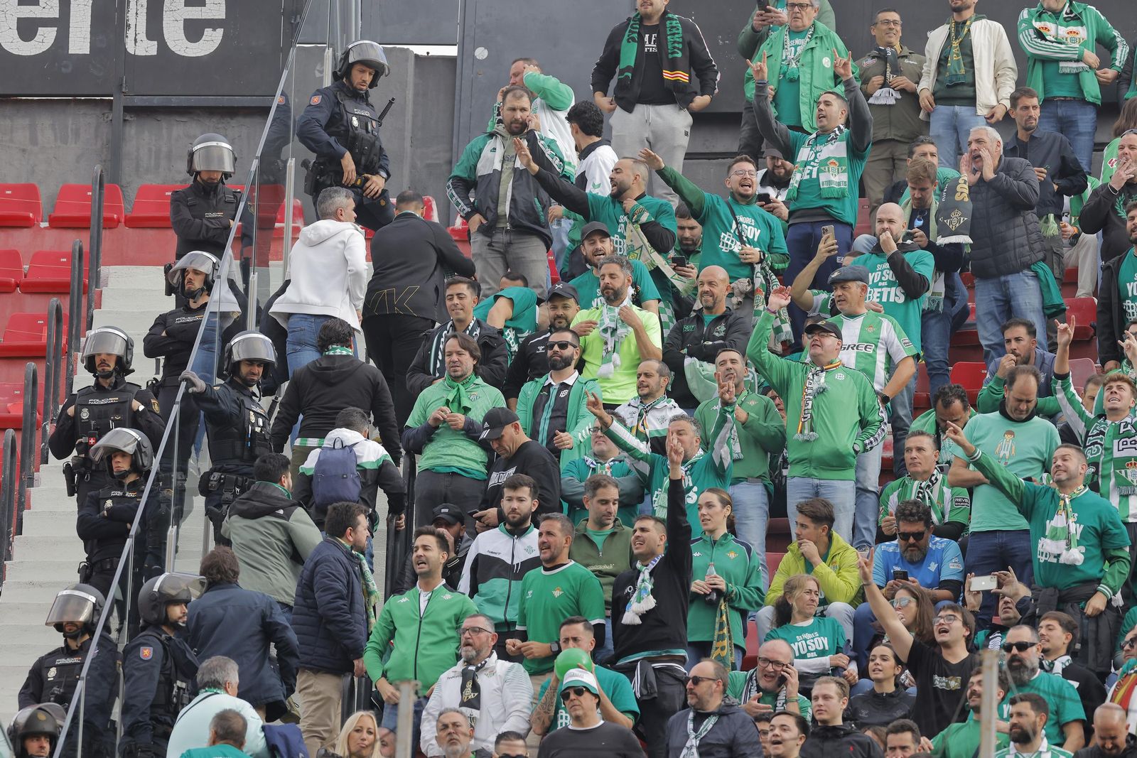 Búscate en las fotos del Sevilla -Betis