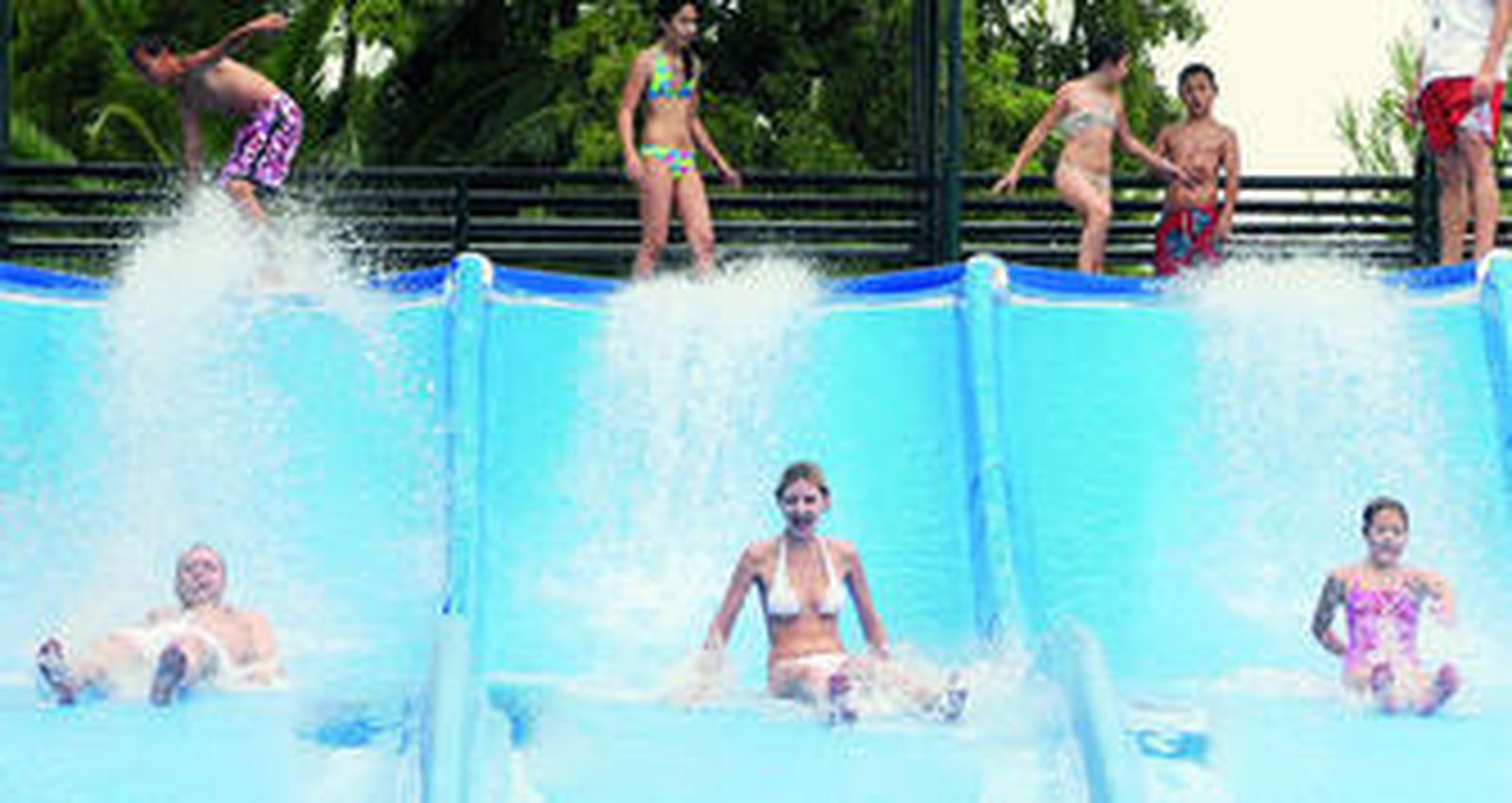 Varias personas se lanzan desde los toboganes del Aquópolis.