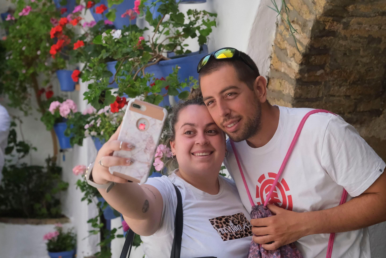 Los Patios de Córdoba se llenan de turistas en su primer fin de semana, en imágenes