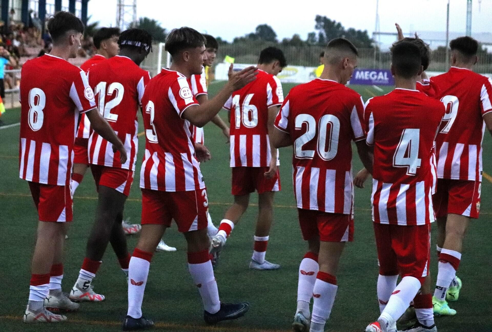 Los canteranos indálicos celebrando una de las dianas de este curso