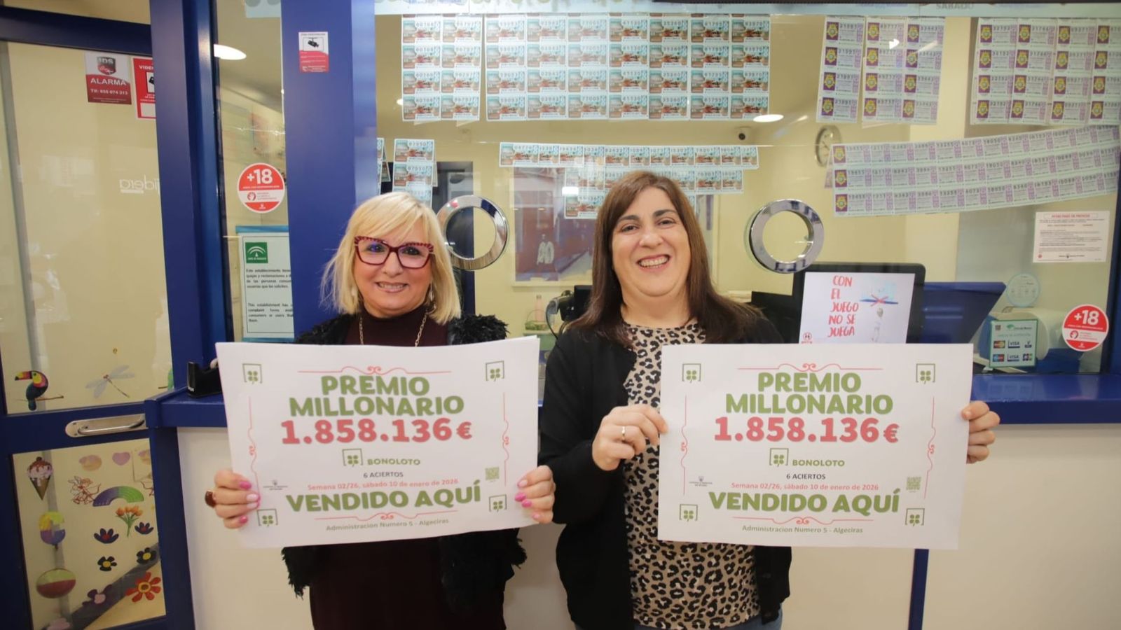 Rocío y Pepi, sonrientes, en la administración de la calle Convento de Algeciras.