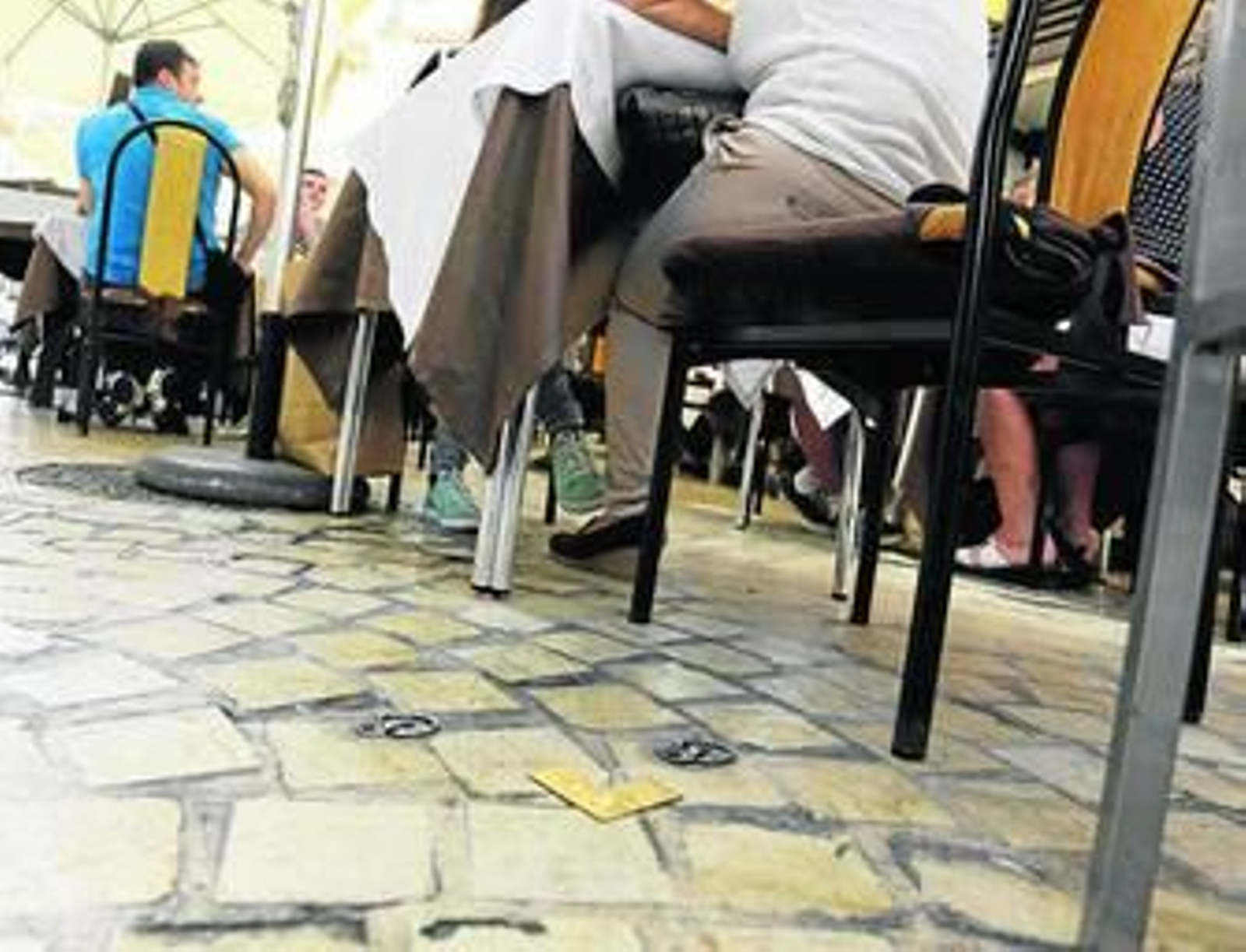 Una de las escuadras metálicas instaladas por el Ayuntamiento para delimitar las terrazas de los bares.