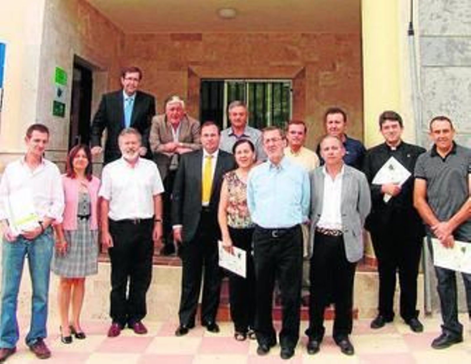 El delegado de Agricultura junto a los promotores de los proyectos.