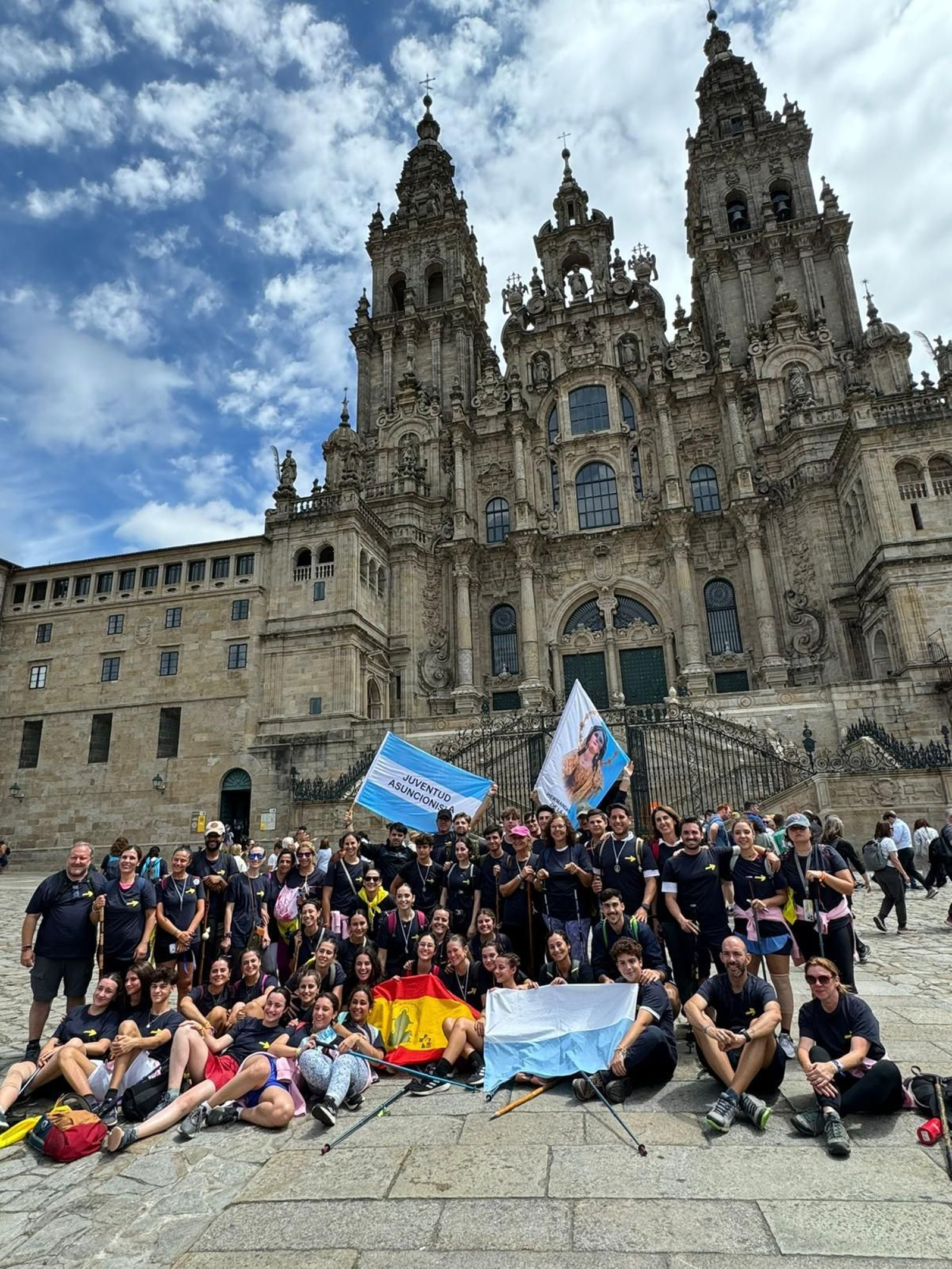 Los peregrinos asuncionistas en la Plaza del Obradoiro.