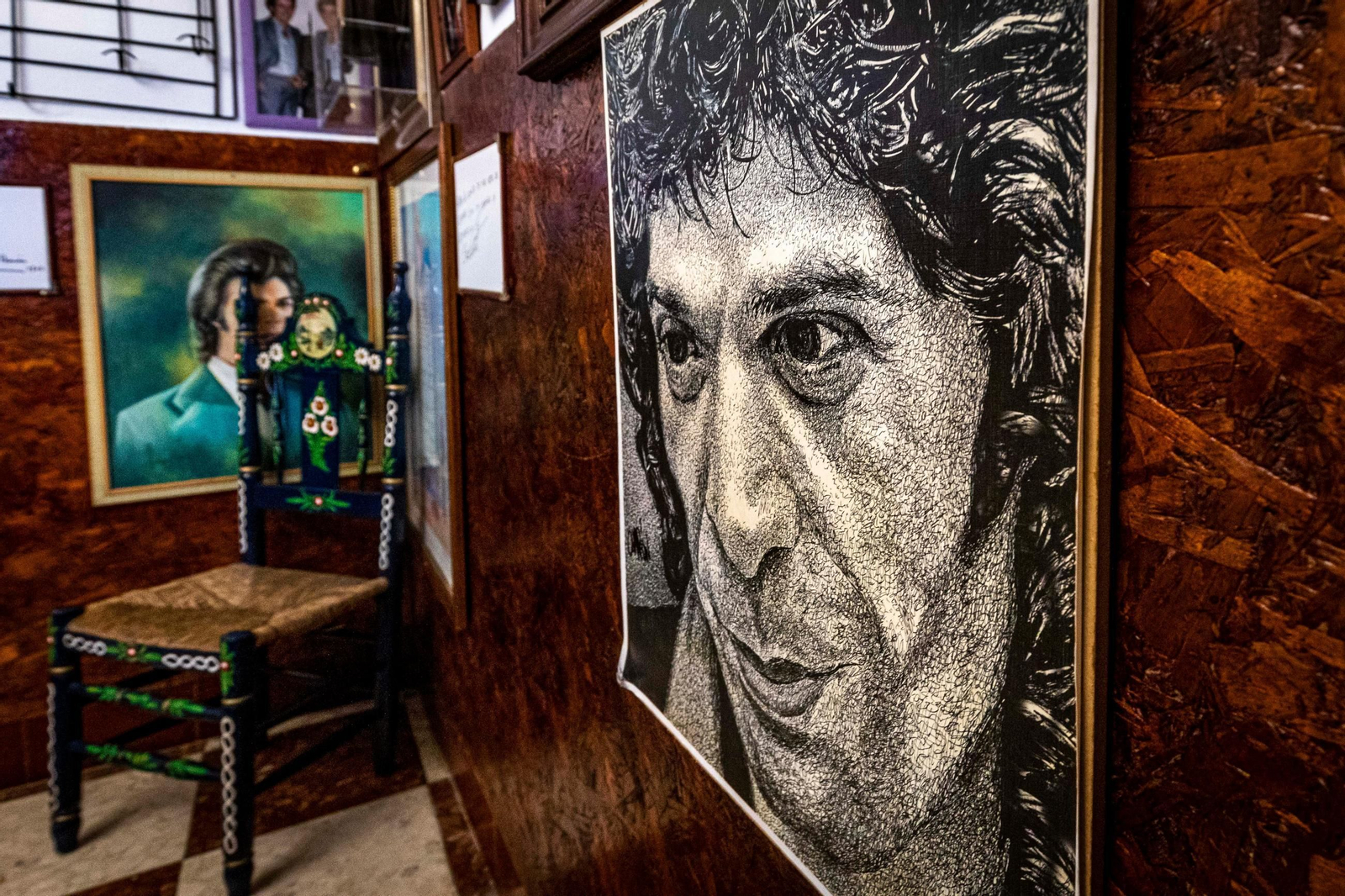 Ilustración del rostro del cantaor junto a diversas fotos.