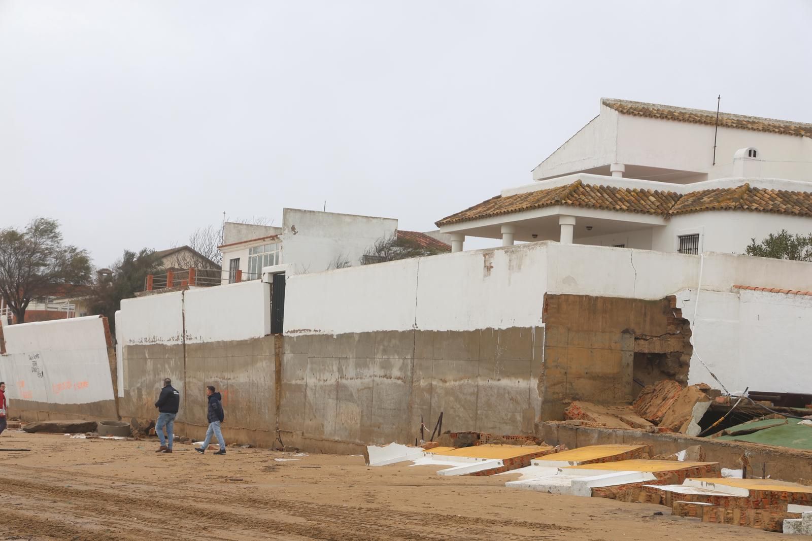 Casas destrozadas en El Portil junto a la línea de playa por el temporal: impactantes fotografías de los daños