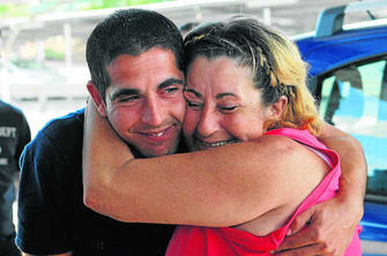 Dolores Sánchez abraza su hijo Álex, emocionada al llegar a Madrid.