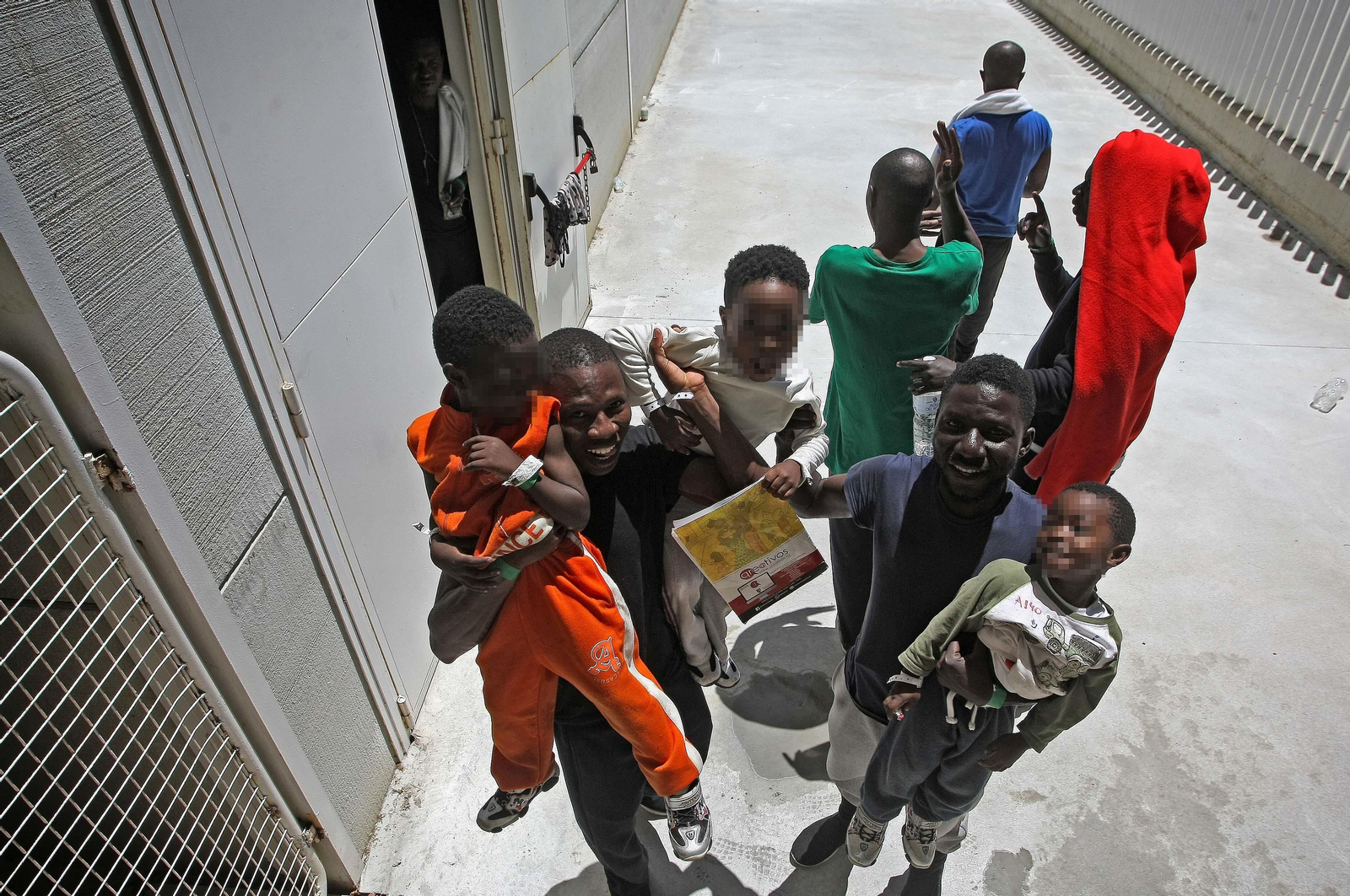 Cientos de migrantes esperan destino acogidos en el Campo de Gibraltar