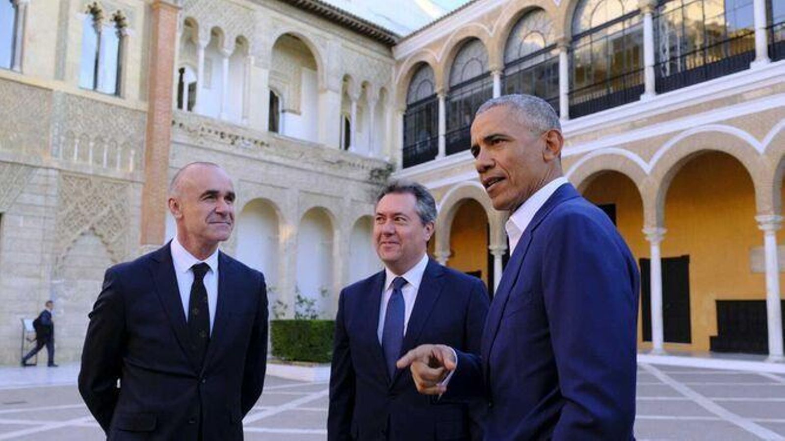 Obama en el Alcázar, acompañado de Juan Espadas y Antonio Muñoz.