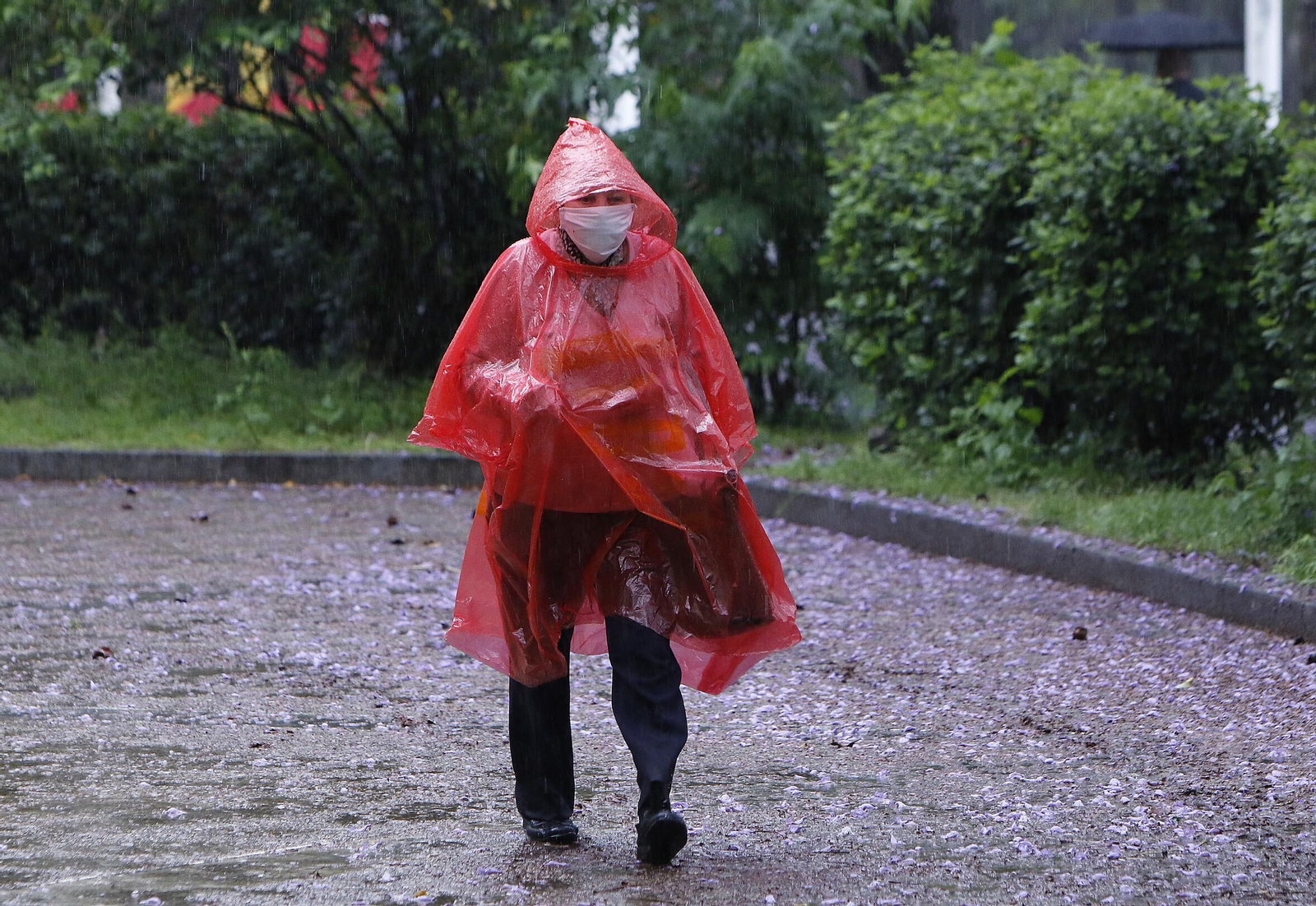 Una mujer se protege de la lluvia.