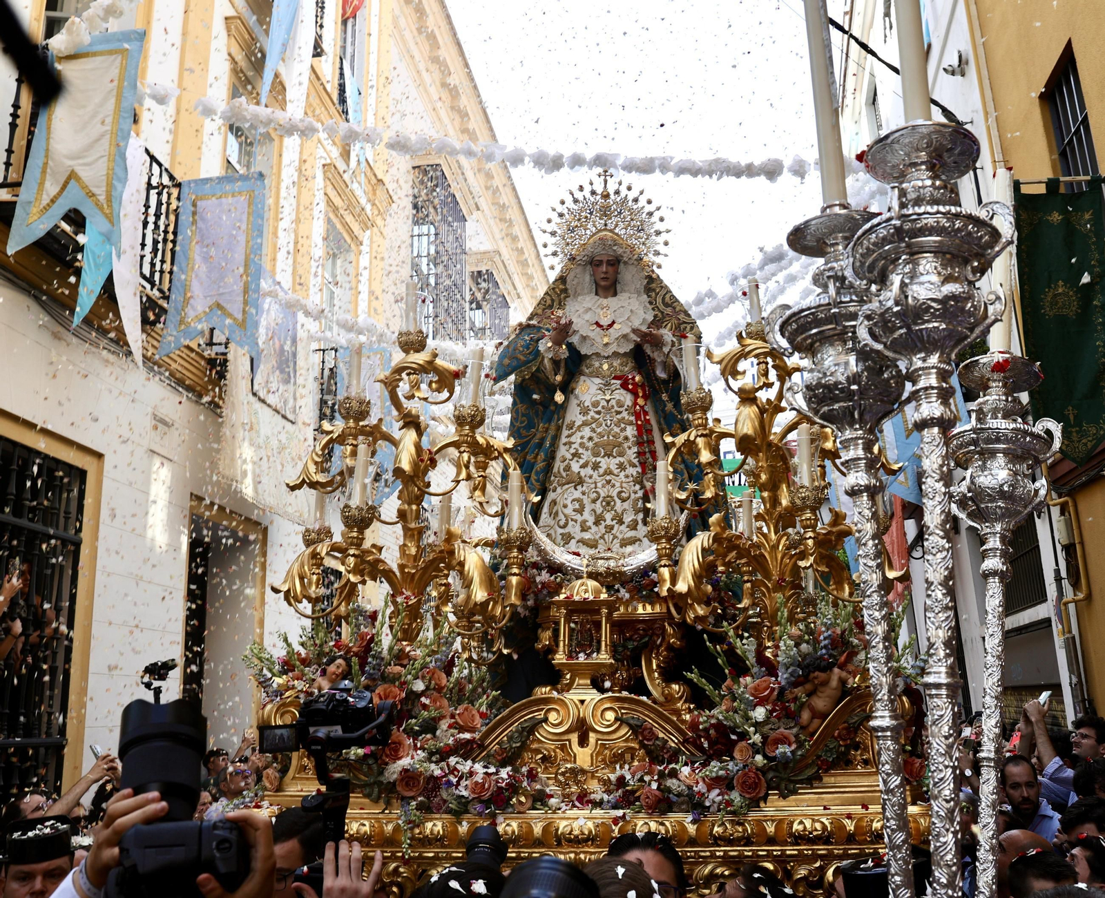 Las imágenes del traslado de la Virgen del Rocío al Salvador